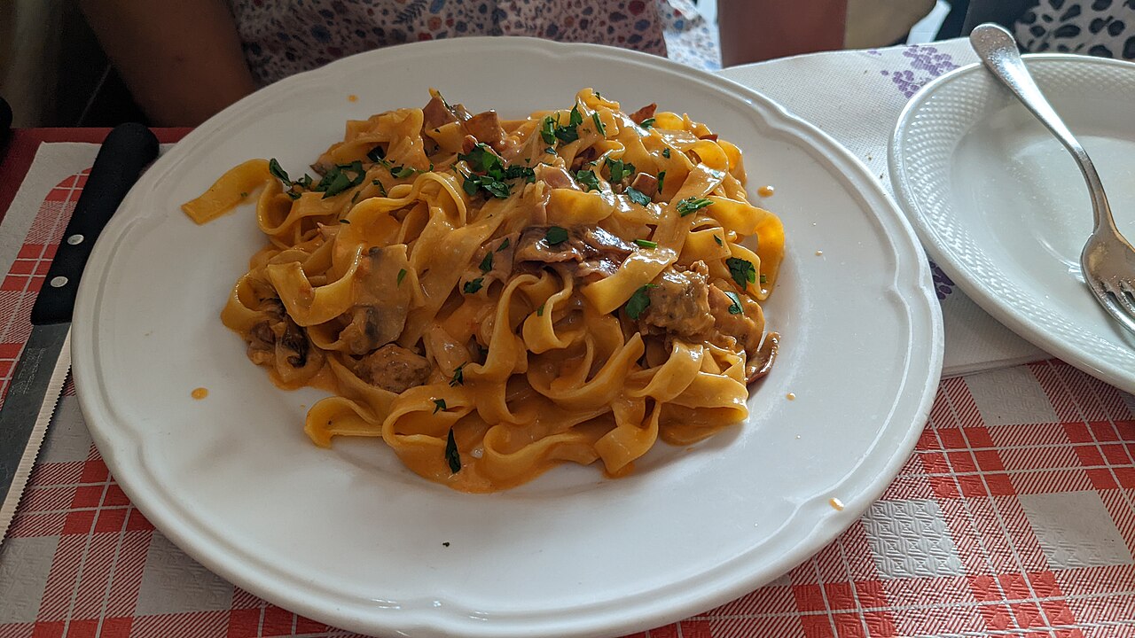 Spenótos tagliatelle sült tojással, parmezánnal